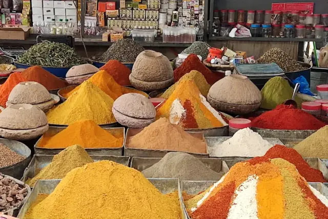 Escalinata azul con macetas en un callejón de la medina de Chefchaouen